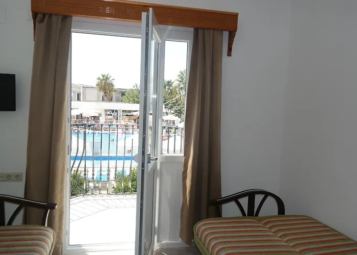 Dilek מלון דירות 2*